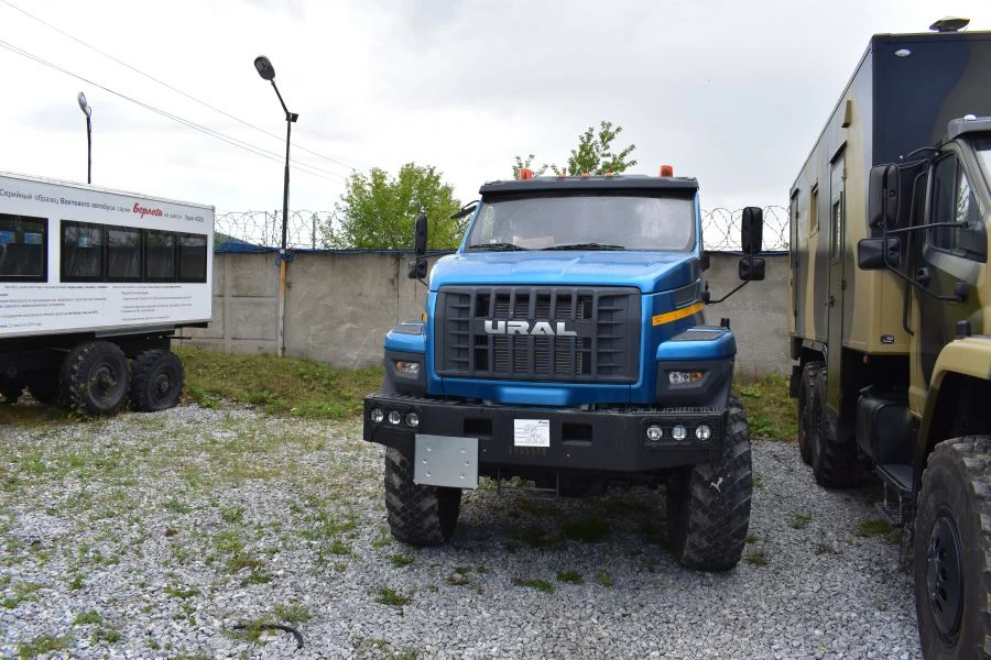 Specialized Hook Loader on URAL 73945-01 Chassis - GIRD 5849AC Model 5849AC-0000110