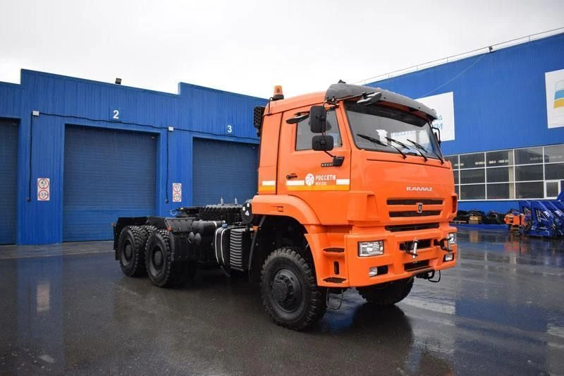 Powerful UZST05 Truck Tractor for Semi-Trailers, Model 174T-41