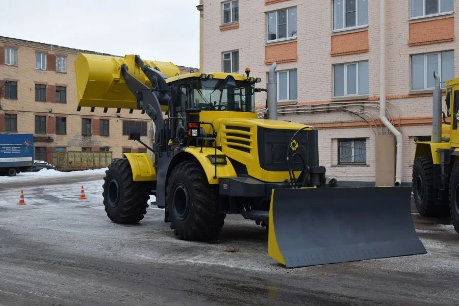 KIROVETS K-708UDM Front Loader with Bulldozer Equipment 7000kg