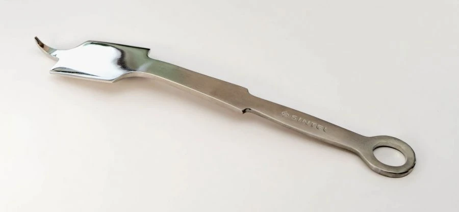 Wide Retractor for Hip Joint Prosthesis Installation