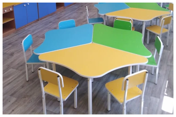 Daisy Table with Three Petals Art. S.03.33