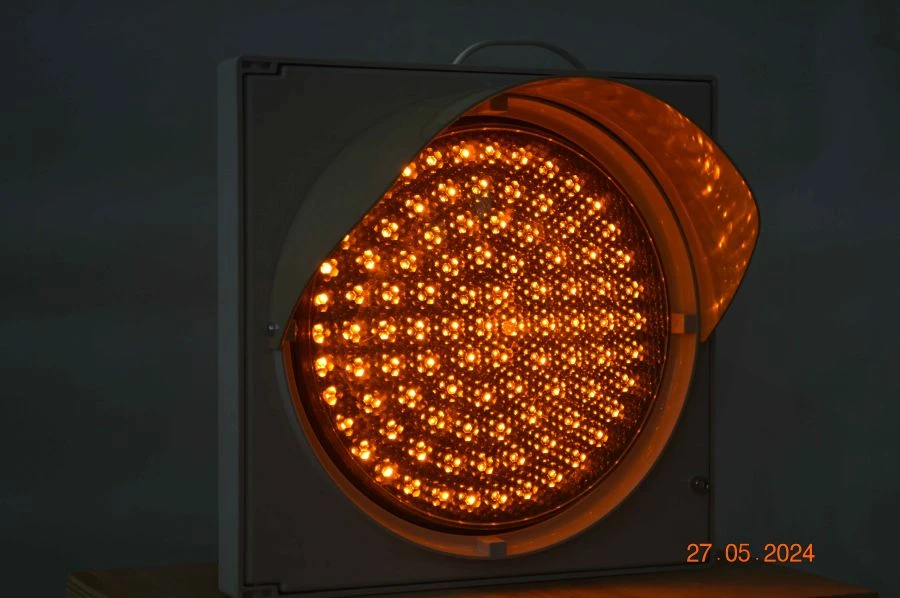 Yellow LED Traffic Light T7.2 – Single Section, 300mm Aperture