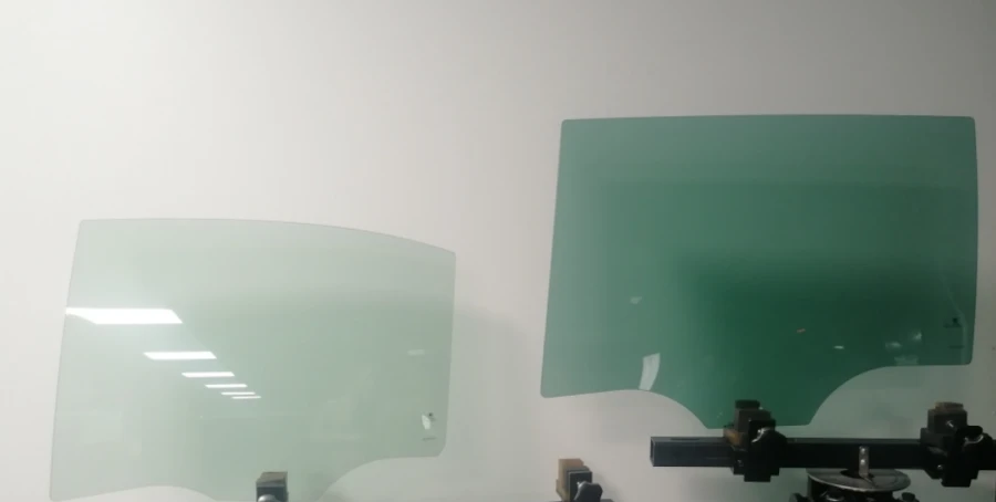 Right Side Window for LADA E3 Rear Door, 8450032012