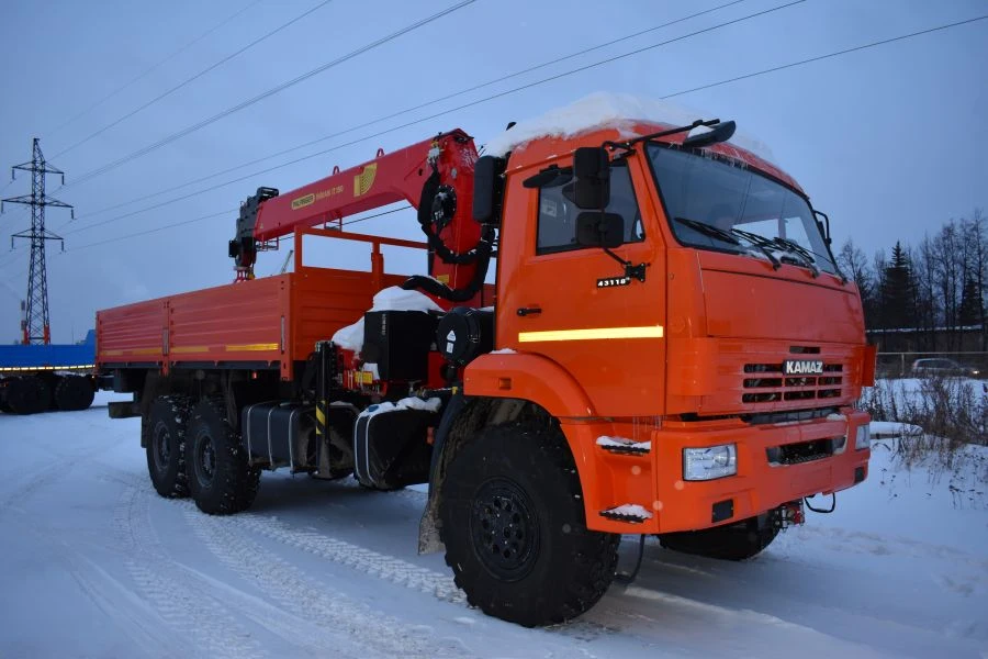 带起重机操纵器的特种货车，型号 GI 基于 KAMAZ 底盘