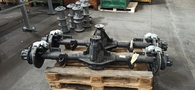 Rear axle with brakes and hubs 27527-2400012-90