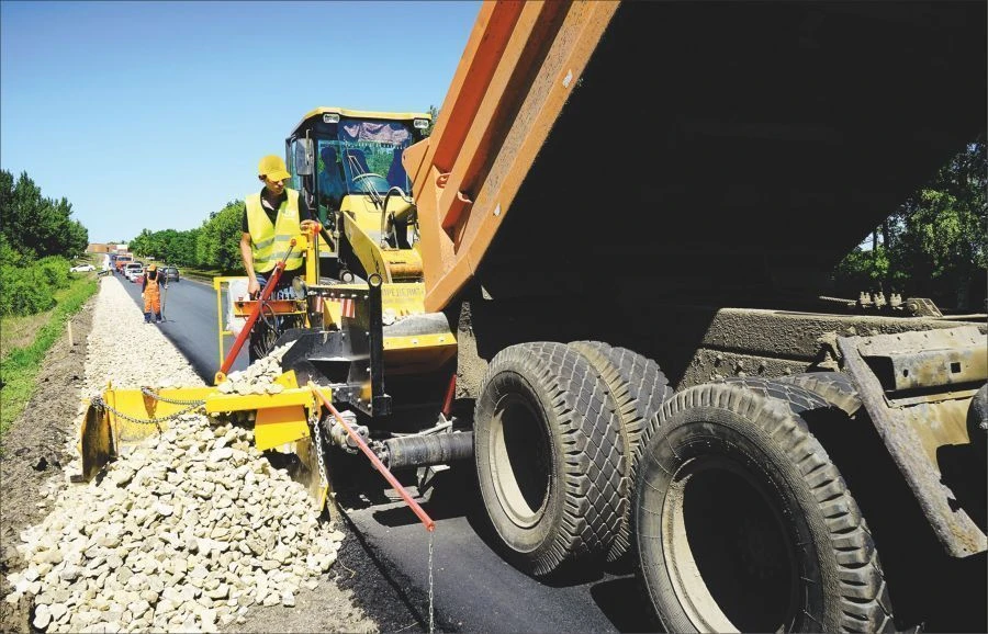 Aggregate Spreader STAKER for Roadside Reinforcement
