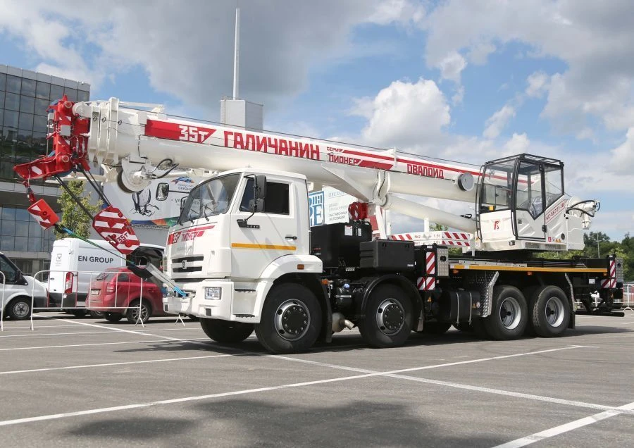 KAMAZ-6540底盘35吨卡车起重机