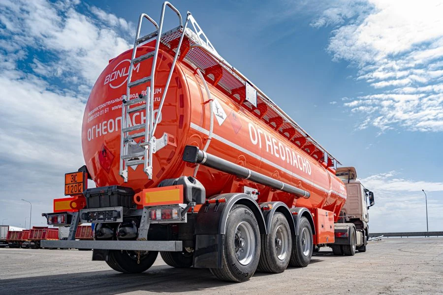 Tank Semi-Trailer for Transporting Light Oil Products BONUM 914210