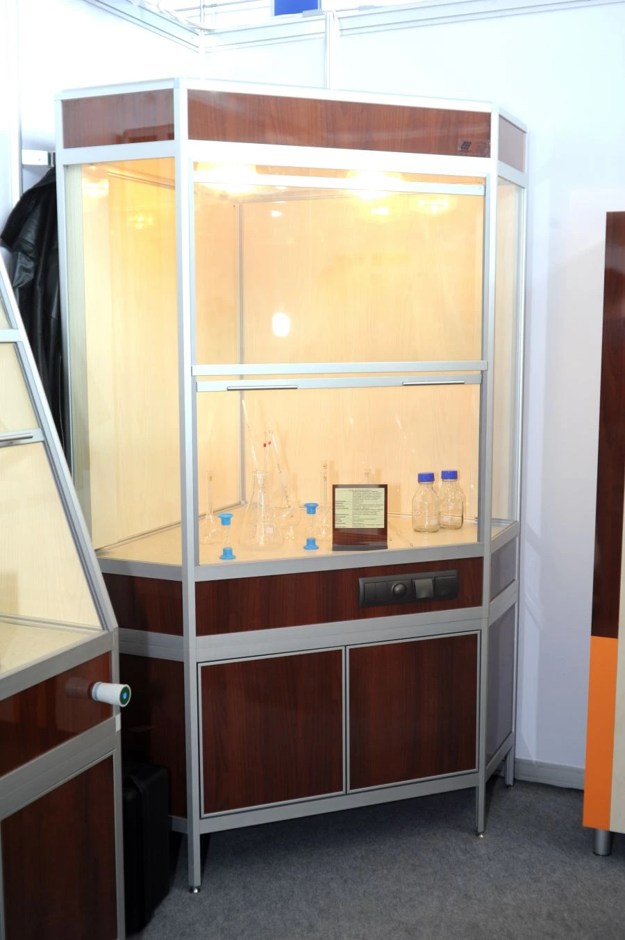 Corner Exhaust Cabinet PGL VSHU2 for Safe Chemical Handling