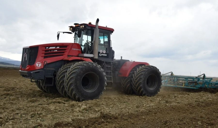 Kirovets K-742 Standard Agricultural Tractor 420HP