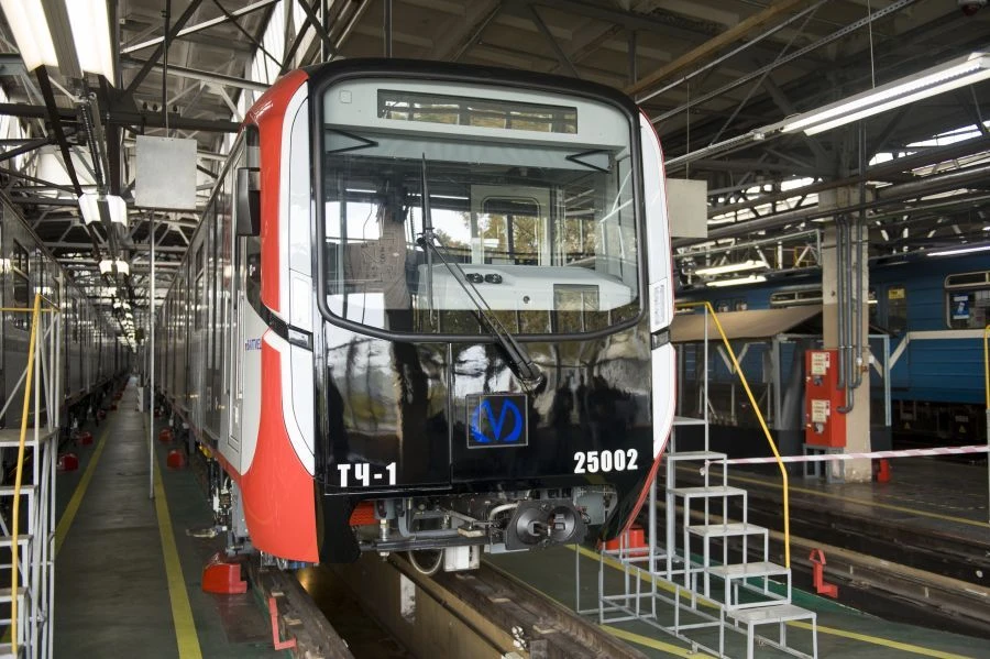 Intermediate Motor Metro Car Model 81-726