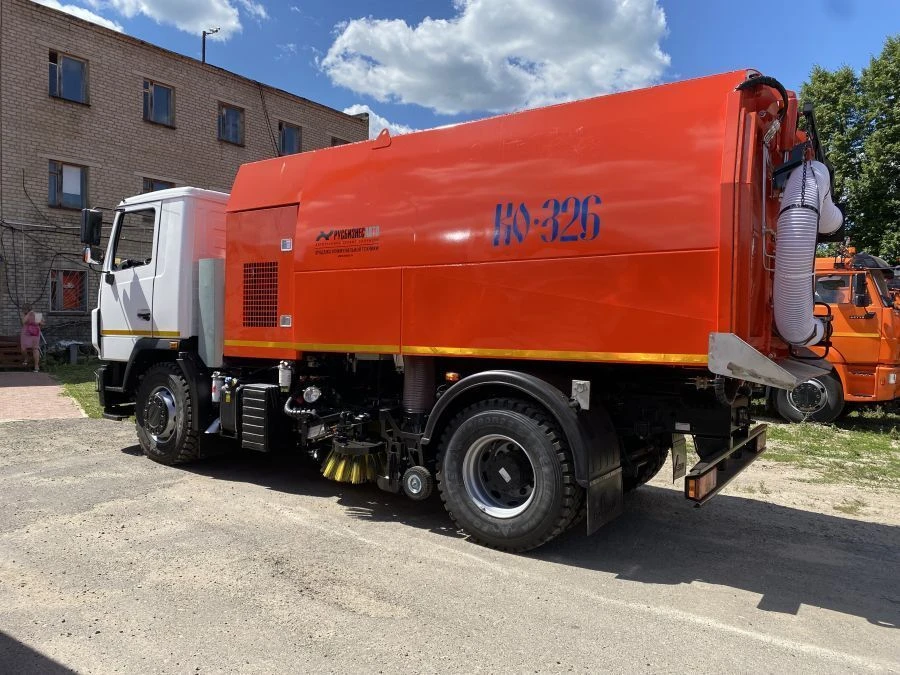 Vacuum Sweeper Machine KO-326-05 (based on MAZ-5340C2 chassis)