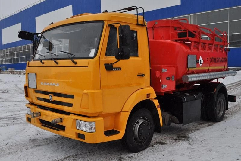 燃料运输和加油罐车 UZST 6619-70
