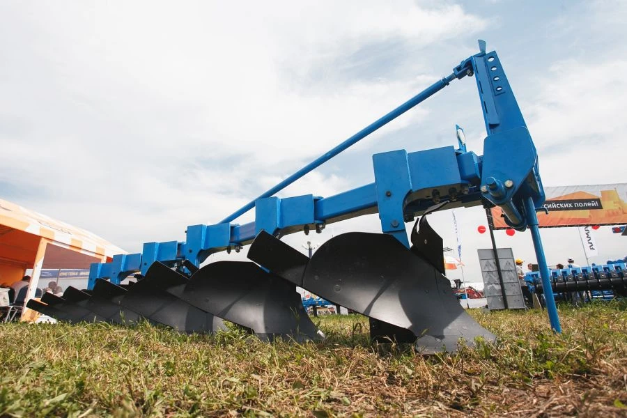 FINIST" Semi-Trailed Plow with 40 cm Bodies: PLNU-6x40 Model