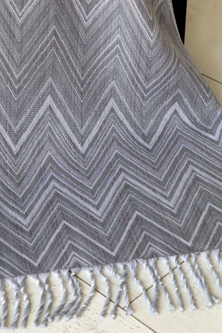 Zigzag Jacquard Blanket with Fringes