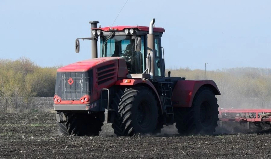 Kirovec K-744R1 Standard Tractor with YAMZ-238ND5 Engine