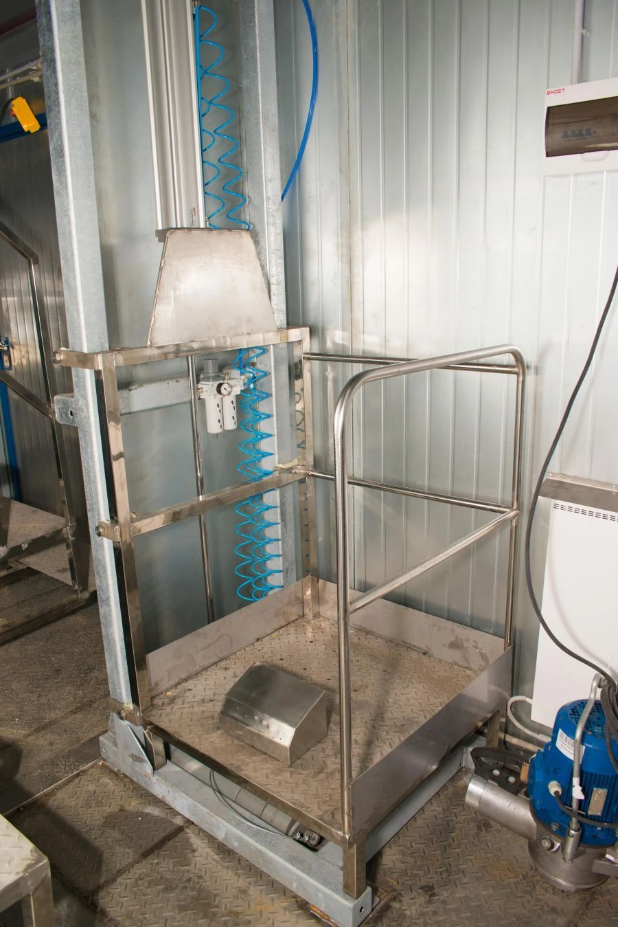 Pneumatic Lifting Platform PPR-7 for Meat Processing