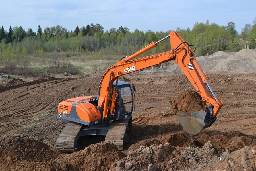 E220C Crawler Excavator with YAMZ 53429 Engine