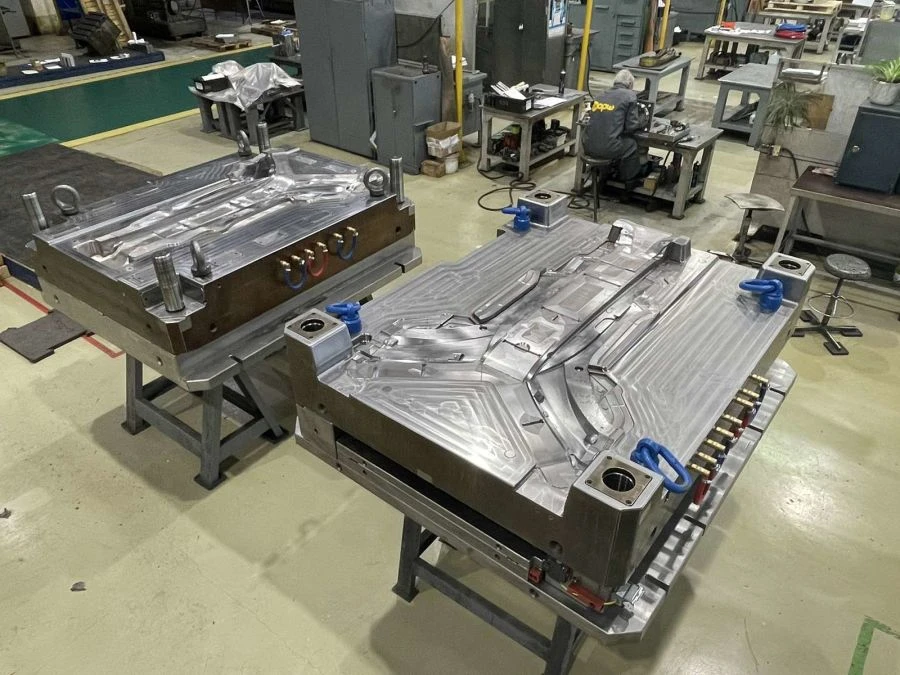 Hot Runner Injection Molding Tool for Splash Guard Parts