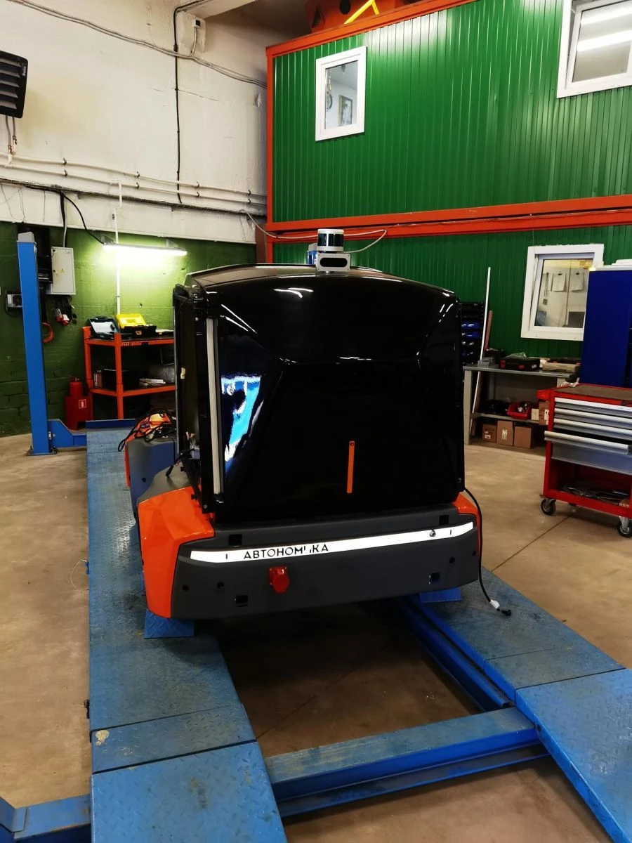 Multifunctional Robotic Platform Housing for Municipal Services "Pixel