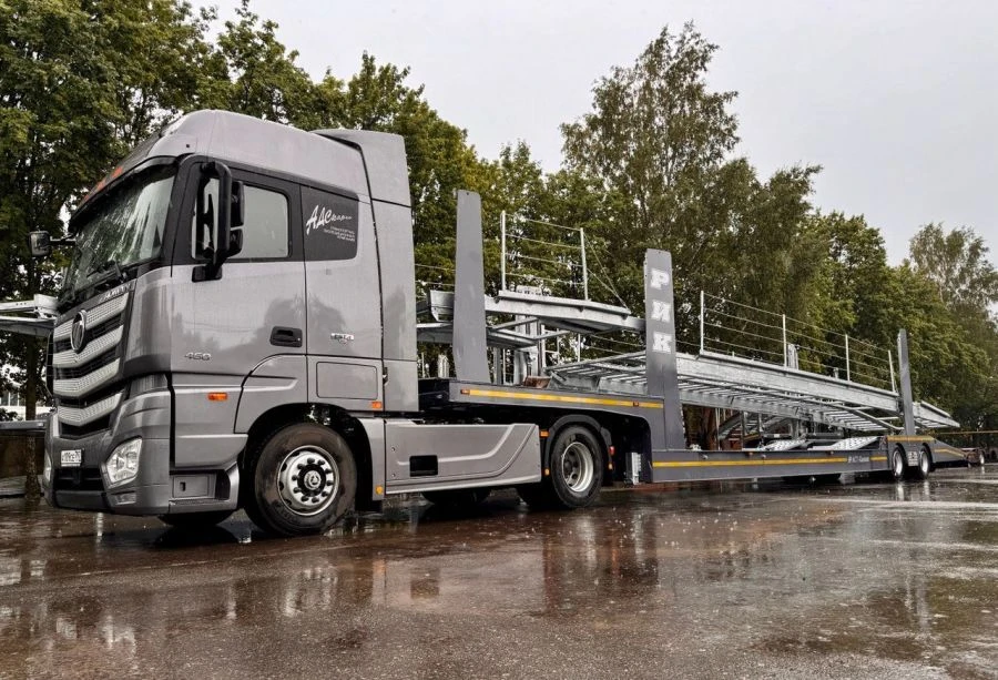 Semi-Trailer for Transporting Passenger and Commercial Vehicles - Model 949223