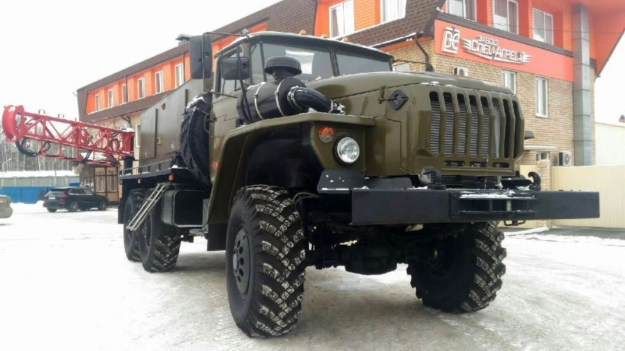 Ural 6370-1151底盘的机场移动单元 APA-100-SA