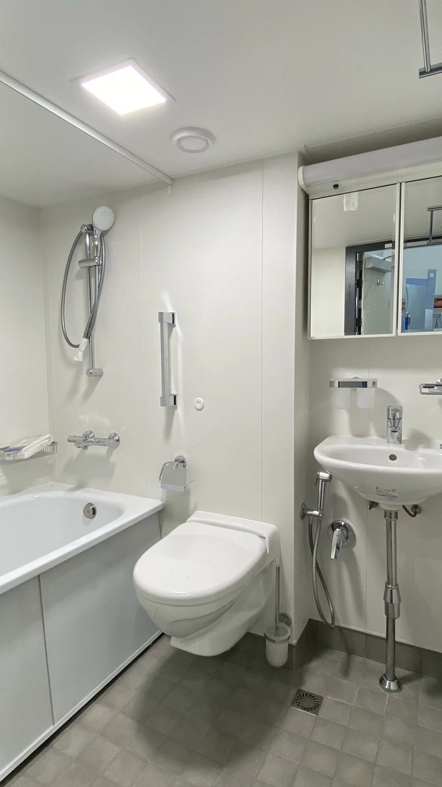 Sanitary Cabin with Bathtub for Marine Use - ALKI 360053.288