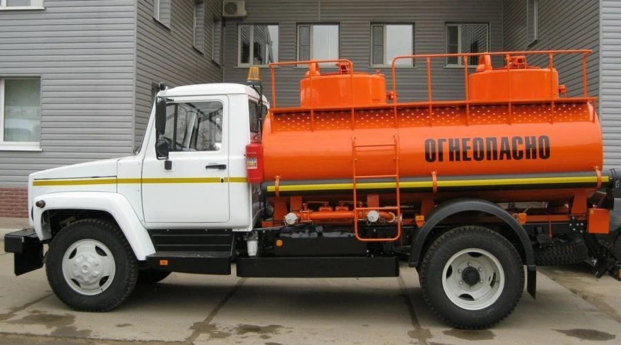 Specialized Tank Vehicle for Transporting Oil Products 47121U