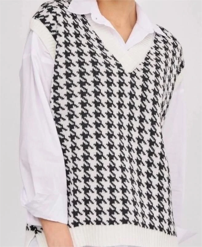 Customizable Women's Vest for Fashion and Comfort