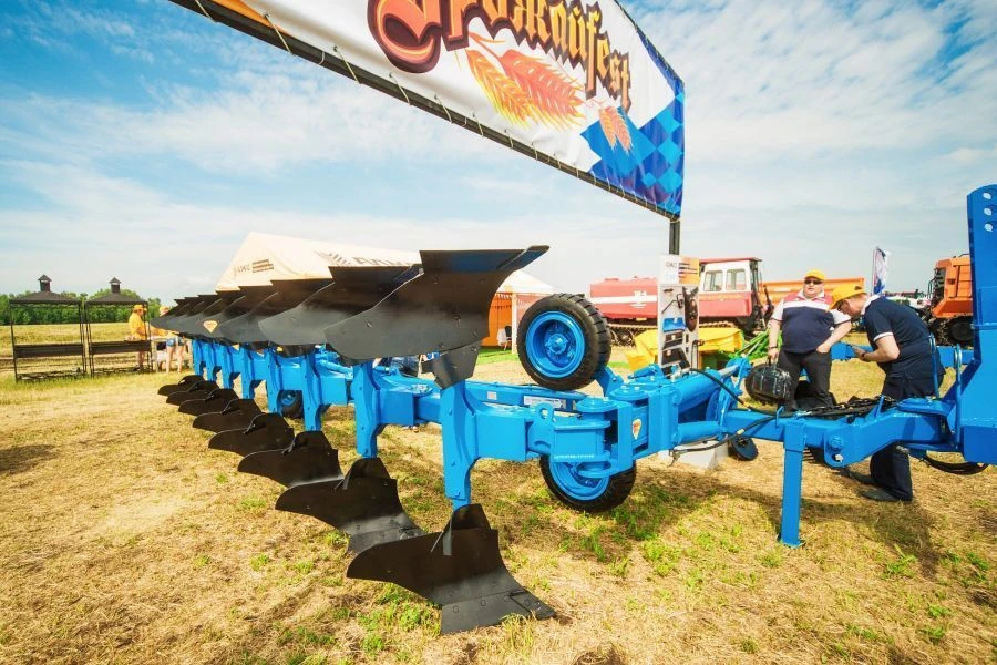 Semi-mounted reversible plow PERESVET PPO-8-35 with modifications RЗЗ.82.00.000