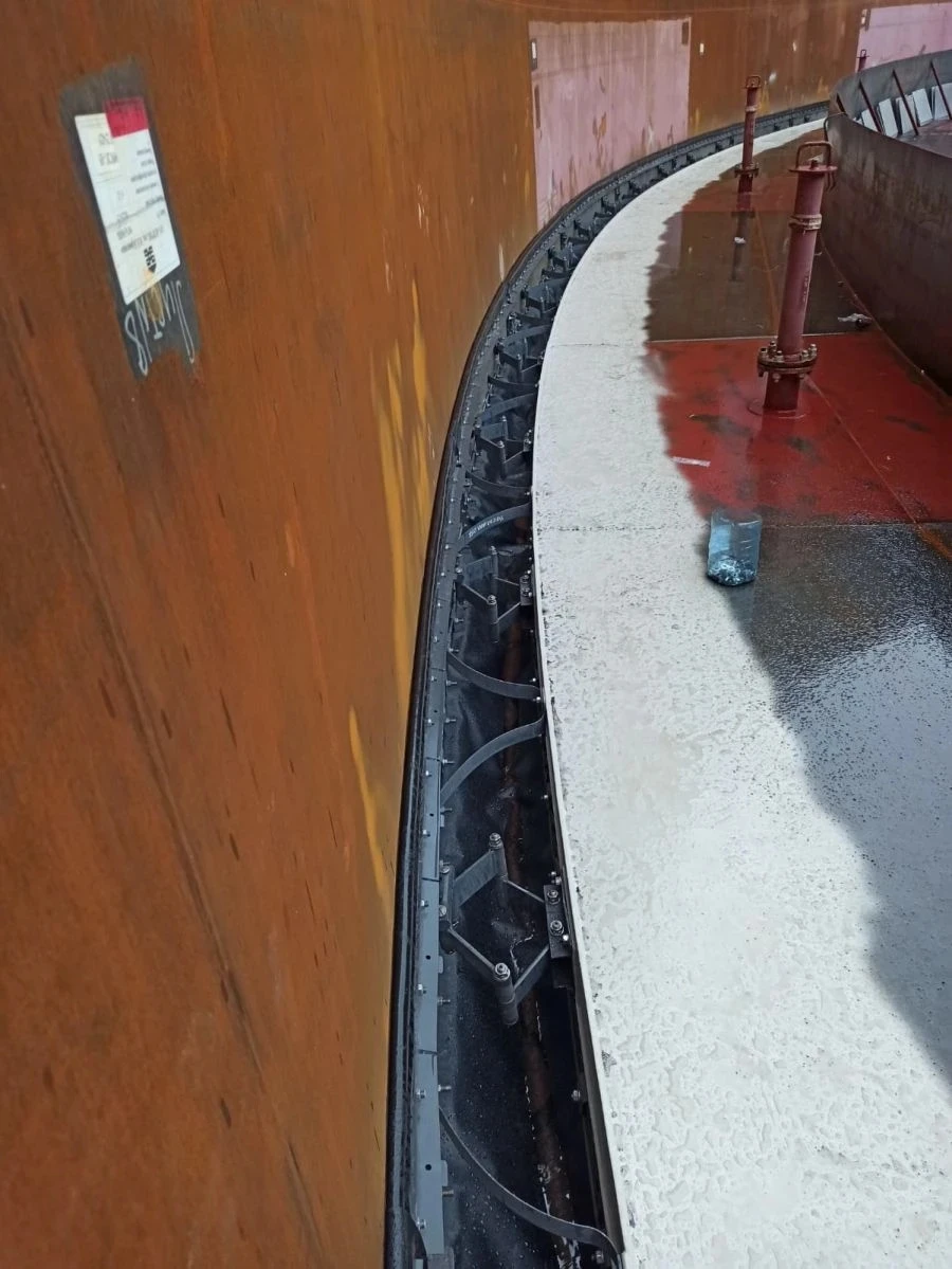 Floating Roof Seal for Oil Tanks to Reduce Evaporation Losses UZPK