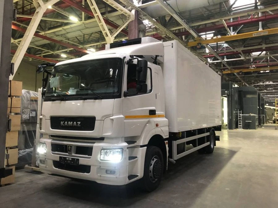 Refrigerated Truck with Hydraulic Lift for Cargo Transport