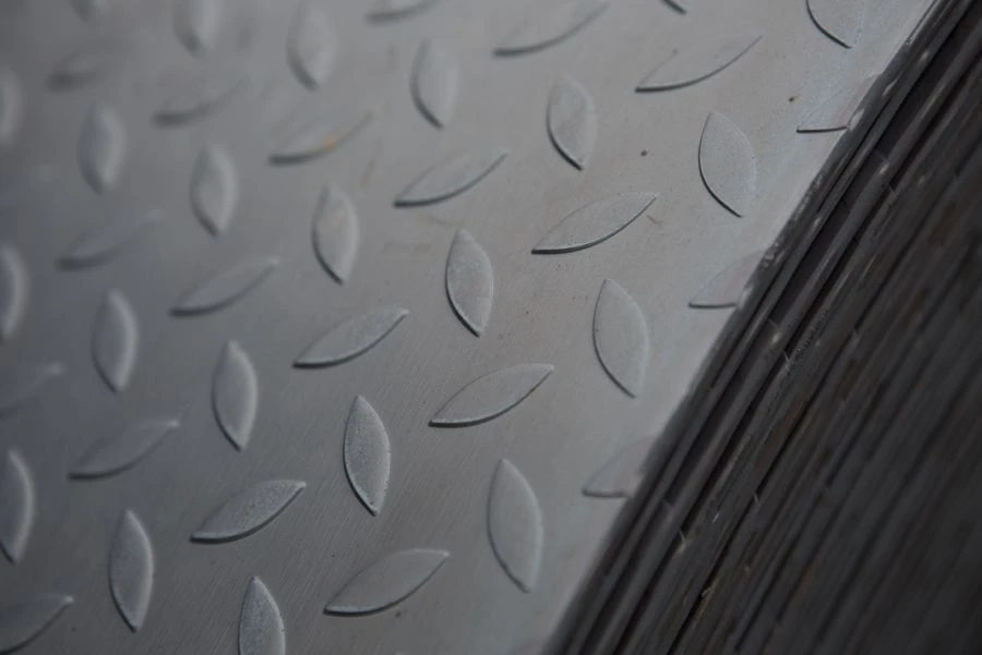 Hot-Rolled Unalloyed Flat Steel Sheets 600mm Width and Up