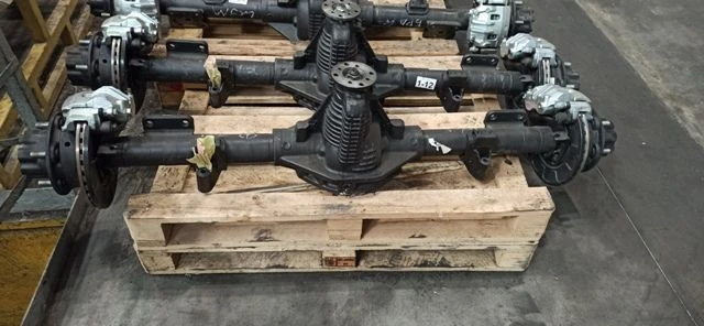 Rear Drive Axle with Hubs C40R13-2400015