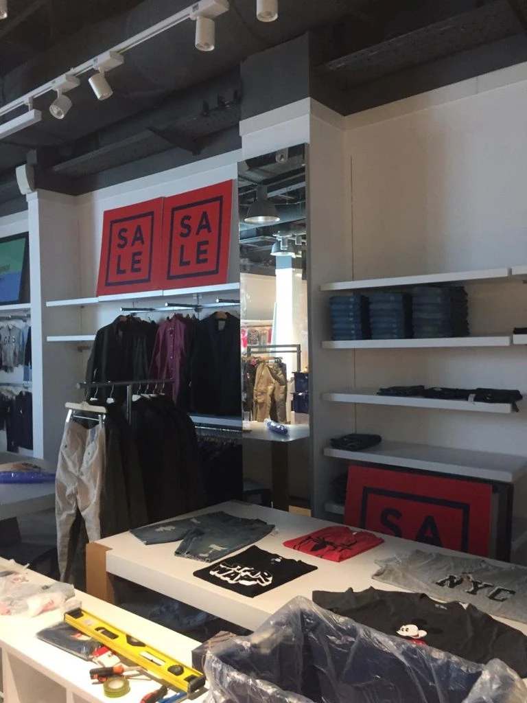 Wall-Mounted Shelf with Brackets and Grooves