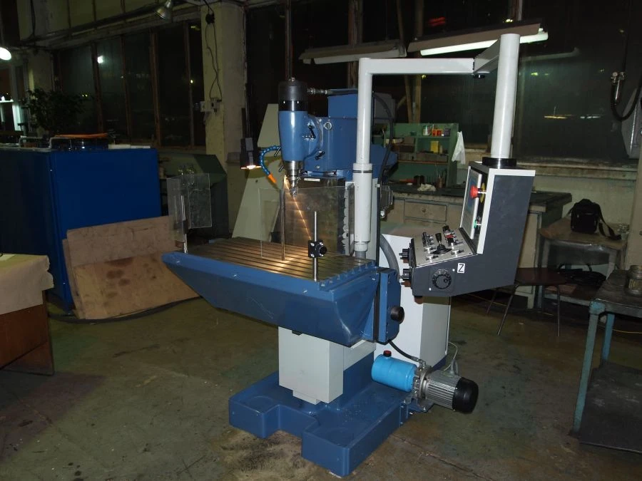 Universal Milling Machine with FANUC CNC FS-300-06R-2