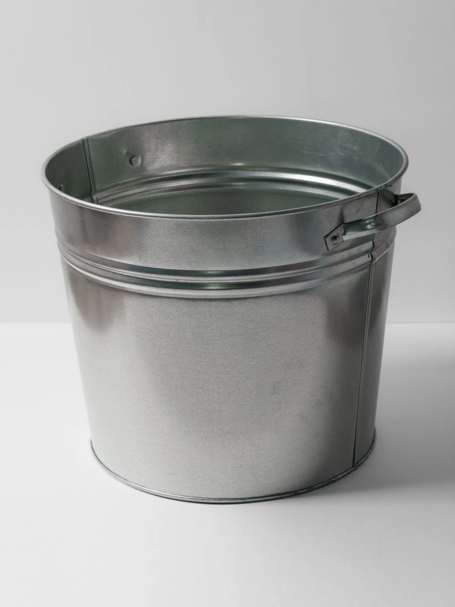 32L Galvanized Steel Tank with Lid and Insert