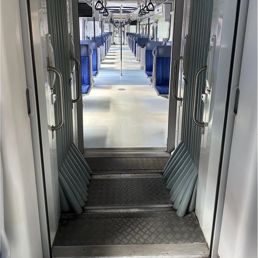 Intercarriage Transition with Handrails 04126370900