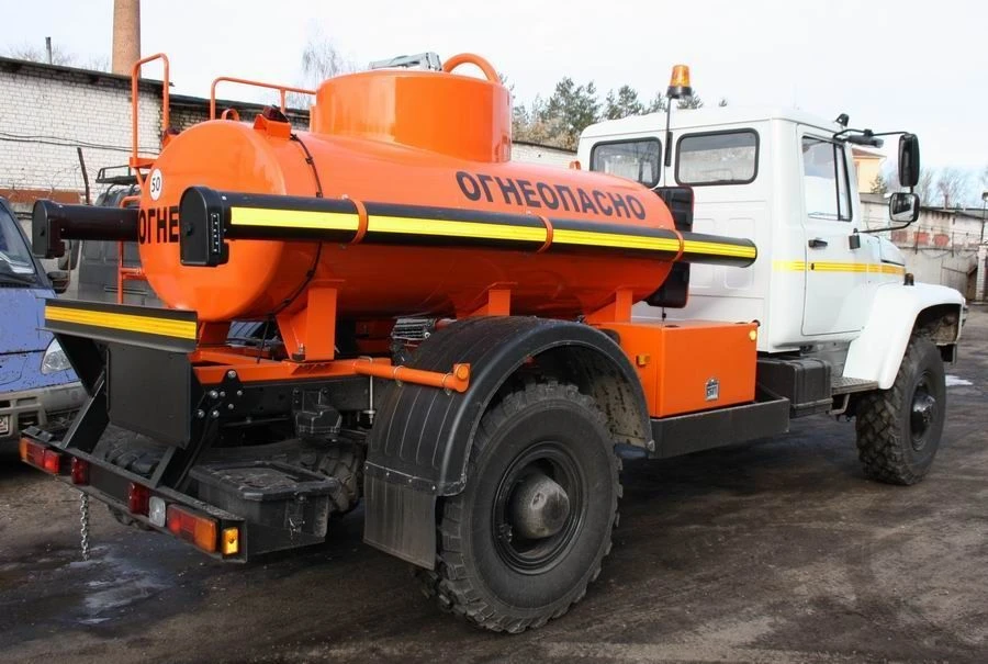 Specialized Tank Truck for Transporting Oil Products 37121U