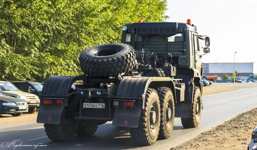 Heavy-Duty Tractor for Semi-Trailers UZST05 Model 174T-37 on KAMAZ 6522-RT