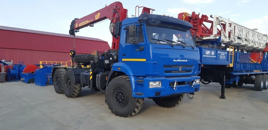 带起重机的拖车 KMU-150