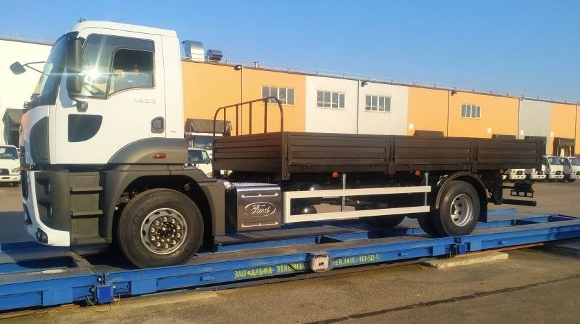 Ford Cargo 1833 Truck with Diesel Engine 9.0L