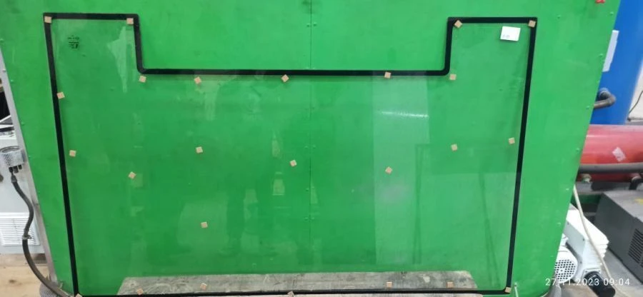 Transparent Windshield Glass with Technical Cutout 1587x994x5 DAG 1090.13