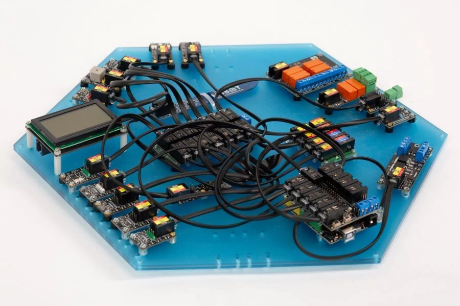 Educational IoT Kit for Learning Technology - Quantum YoTick M1