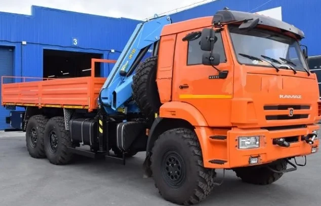 带起重机的卡车 676515-12