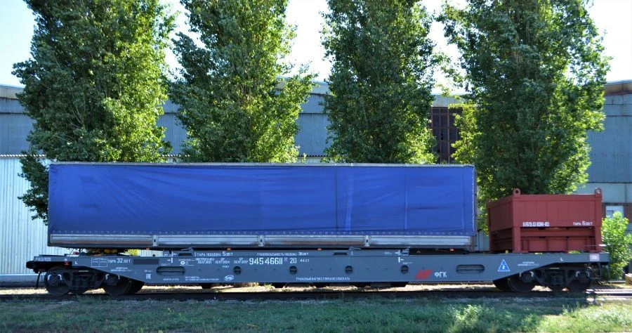 Well-type platform wagon for transporting semi-trailers and large containers