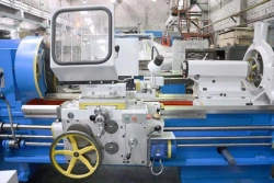 Precision Lathe Machine 1M63H for Turning Operations