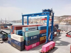 Electric Gantry Crane on Pneumatic Wheel Drive for Container Stacking