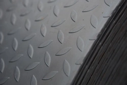 Hot-Rolled Alloy Flat Steel Coil 600mm Width with Patterned Surface