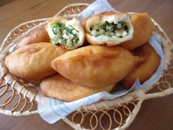 Пирожок жареный с рисом и луком